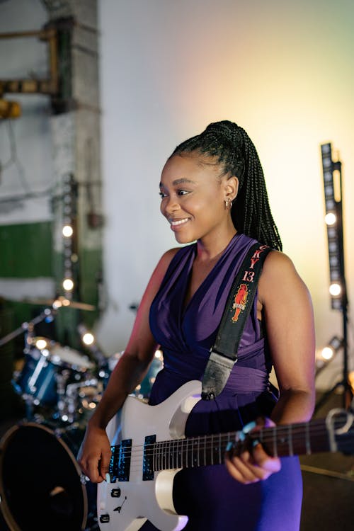 Ingyenes stockfotó elektromos gitár, fekete nő, fesztivál témában