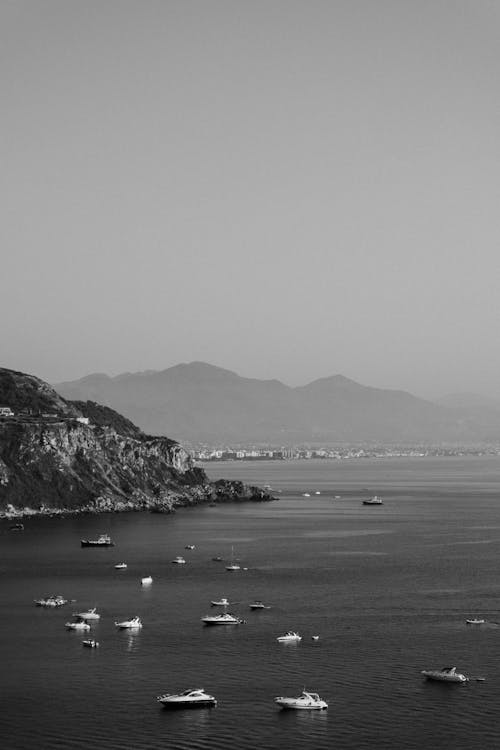 Foto d'estoc gratuïta de barques, embarcacions d'aigua, escala de grisos