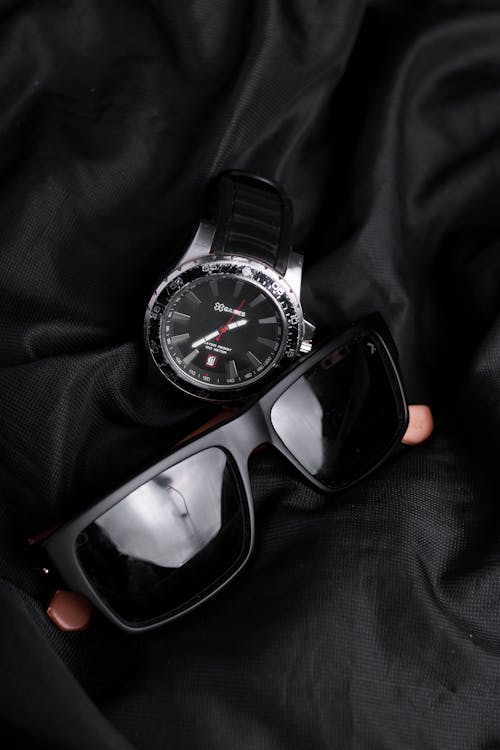 Бесплатное стоковое фото с вертикальный выстрел, наручные часы, солнцезащитные очки