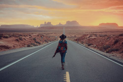 Fotobanka s bezplatnými fotkami na tému Arizona, chôdza, dláždená cesta