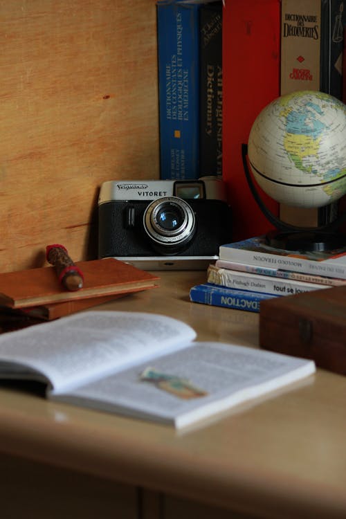 Ilmainen kuvapankkikuva tunnisteilla kamera, kirjat, kirjoituspöytä