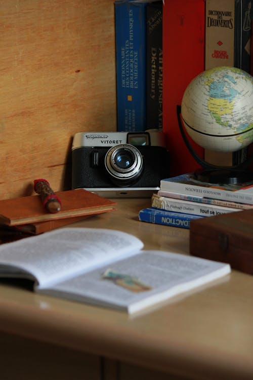 Fotos de stock gratuitas de cámara, escritorio, globo terráqueo