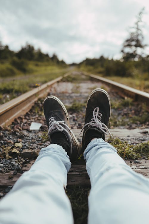 ayakkabılar, bacaklar, demir yolu rayları içeren Ücretsiz stok fotoğraf