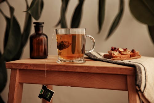 Fotobanka s bezplatnými fotkami na tému čajové vrecko, drevený stôl, nápoj