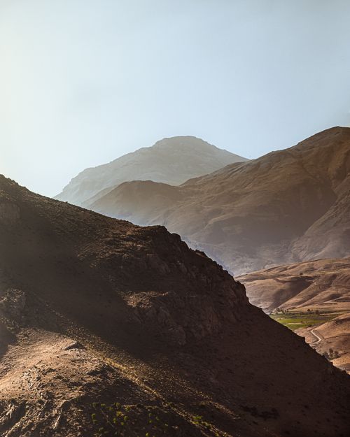 Free Capture of rugged mountain peaks under a clear sky, showcasing the beauty of nature. Stock Photo