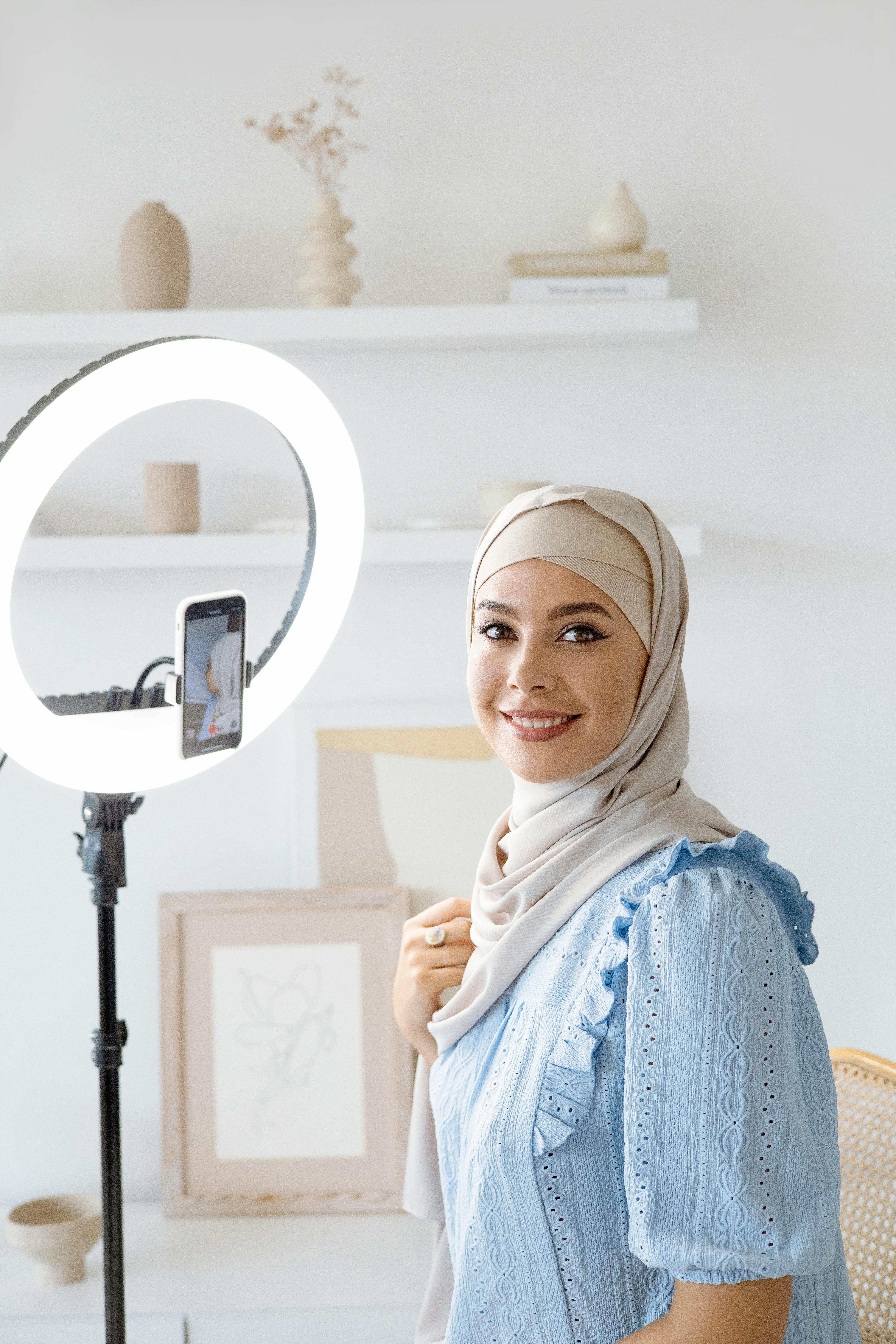 一位年轻的穆斯林妇女的肖像，在室内进行一个创意项目