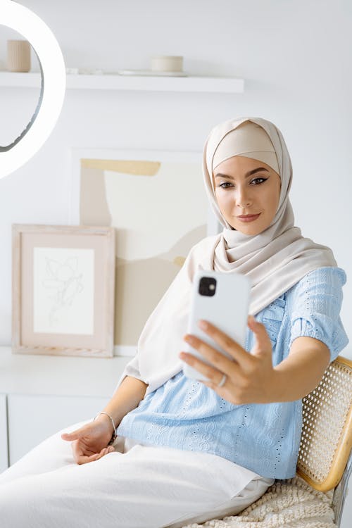 Free Woman Holding a Smartphone Stock Photo