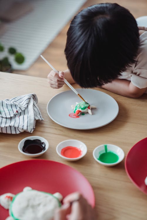Kostnadsfri bild av barn, bord, konst och hantverk