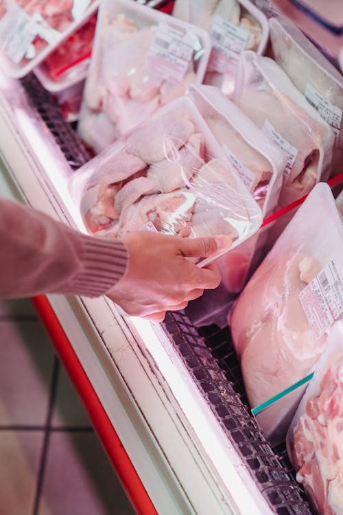 Free Orang Yang Memegang Daging Mentah Di Nampan Stock Photo