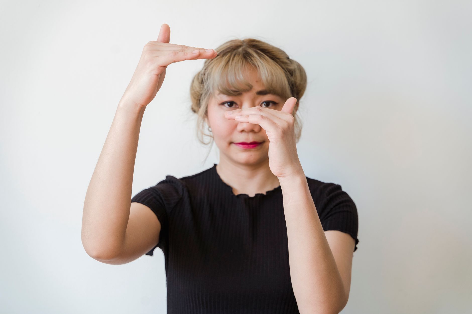 Cử chỉ tay mở, tự nhiên giúp bạn trông thân thiện và đáng tin cậy.