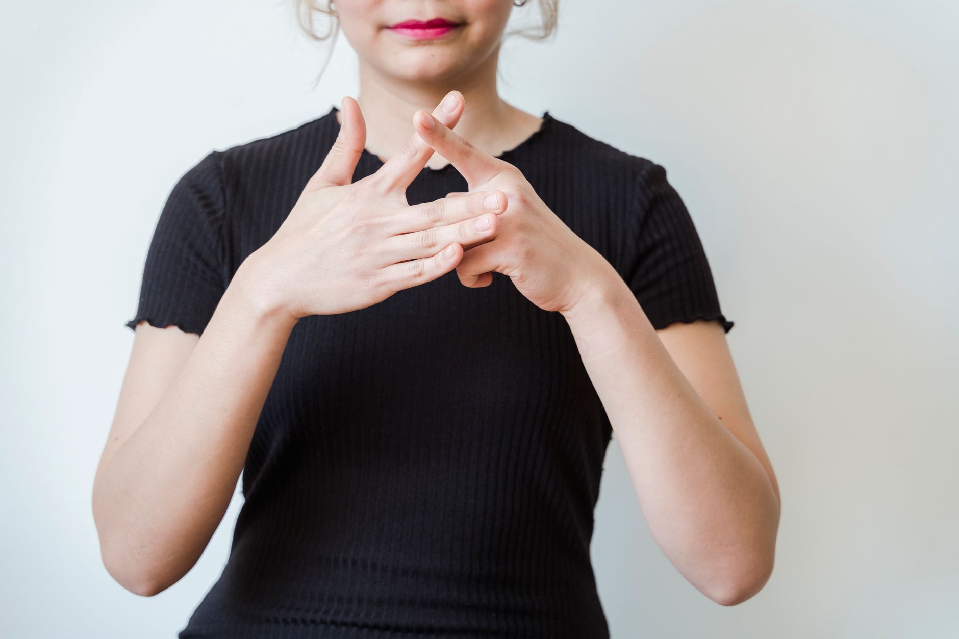 مشروع Hand-Wave: دليل عربي عملي لترجمة لغة الإشارة بنظارات ميتا الذكية
