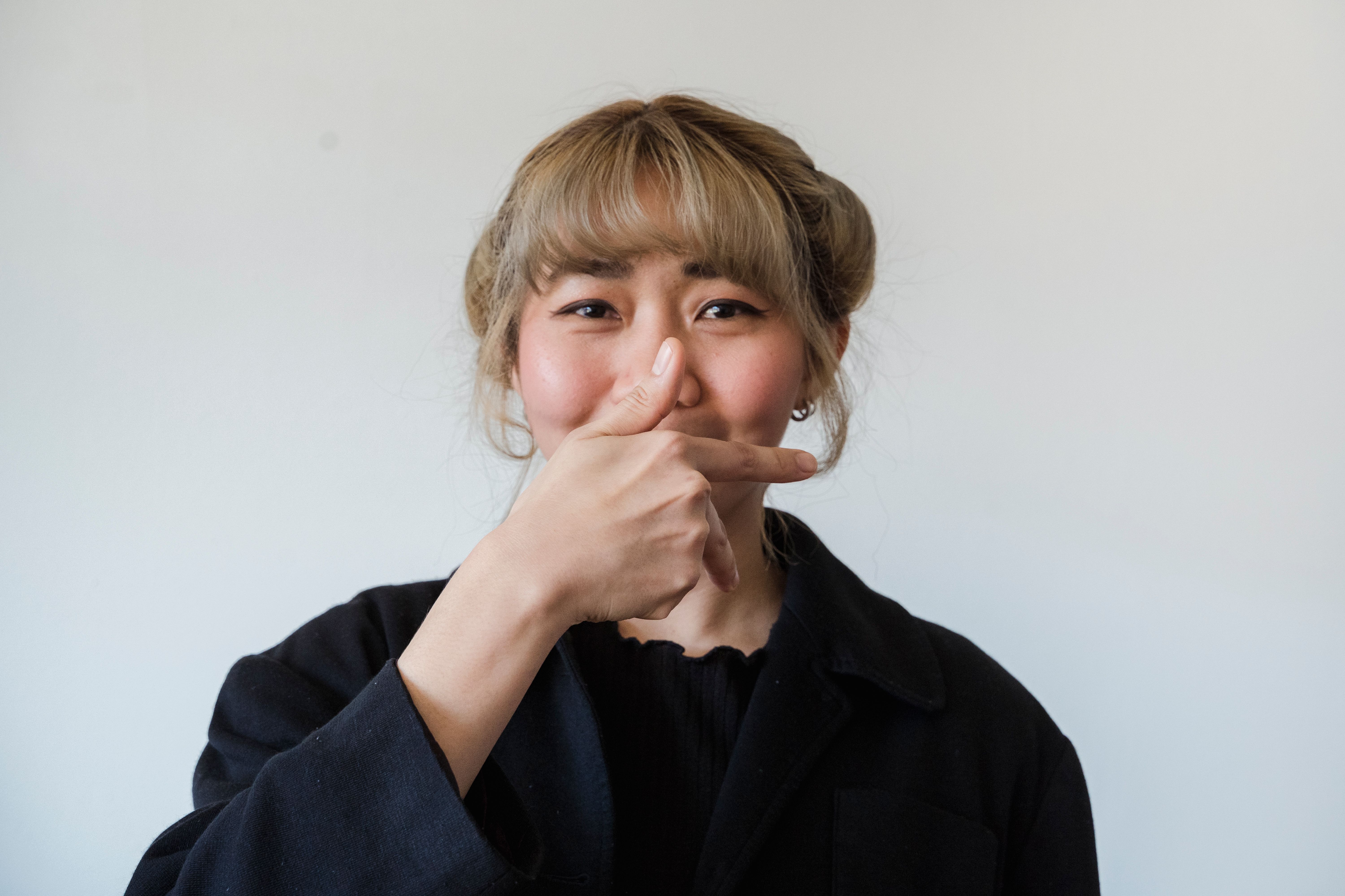Atsuko Okatsuka sahne alırken