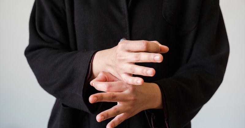 Les secrets des gestes du quotidien : d’où viennent nos superstitions ?