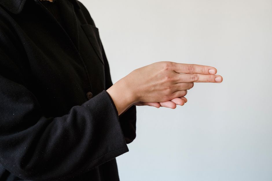 hand acupressure point pressing