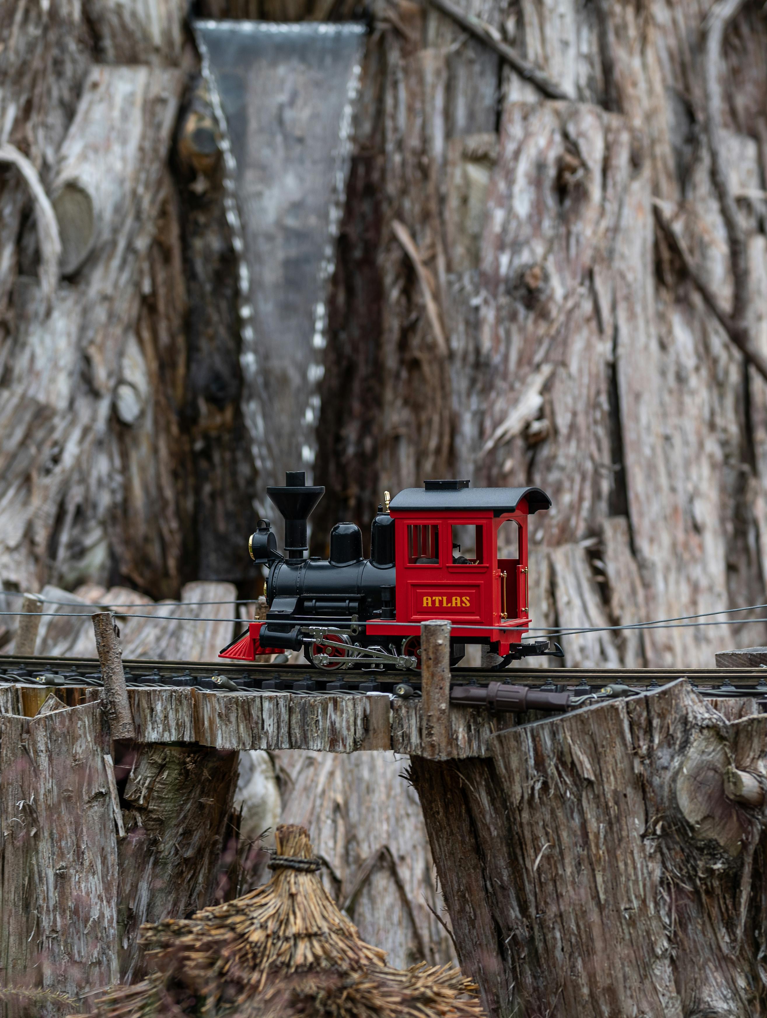 bezplatná Model Vlakové Lokomotivy Na Mostě Základová fotografie