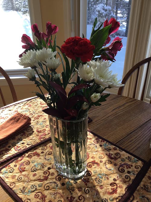 mutfak masasındaki çiçekler içeren Ücretsiz stok fotoğraf