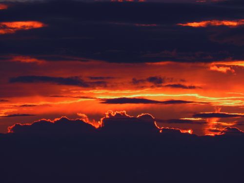 Free Captivating sunrise with dramatic cloud formations and vibrant colors, creating a breathtaking view. Stock Photo