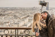 一对浪漫的情侣在巴黎城市全景的背景下自拍，欣赏着城市风光