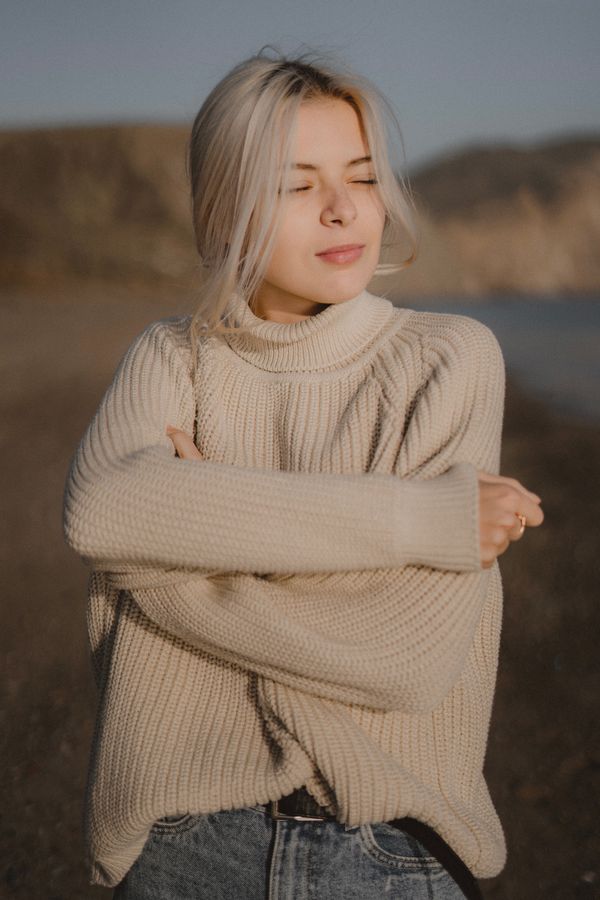 Beige cashmere sweater with black leggings