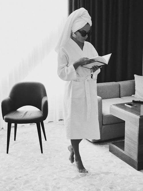 Darmowe zdjęcie z galerii z czarno-biały, czytanie, kobieta
