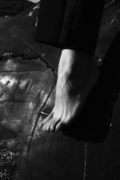 Darmowe zdjęcie z galerii z czarny i biały, monochromatyczny, stopa