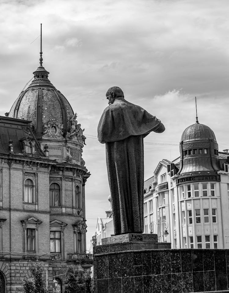 A Grayscale Of The Taras Shevchenko Monument In Lviv