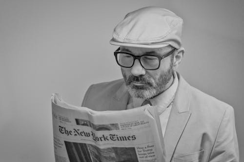 無料 新聞を読む男 写真素材