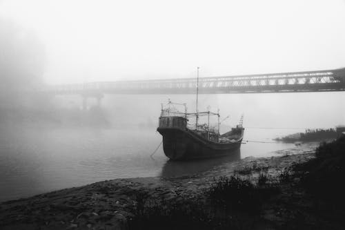 Δωρεάν στοκ φωτογραφιών με ασπρόμαυρο, βάρκα, γέφυρα