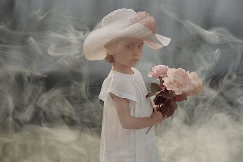 Gratis lagerfoto af barn, buket af roser, hvid hat