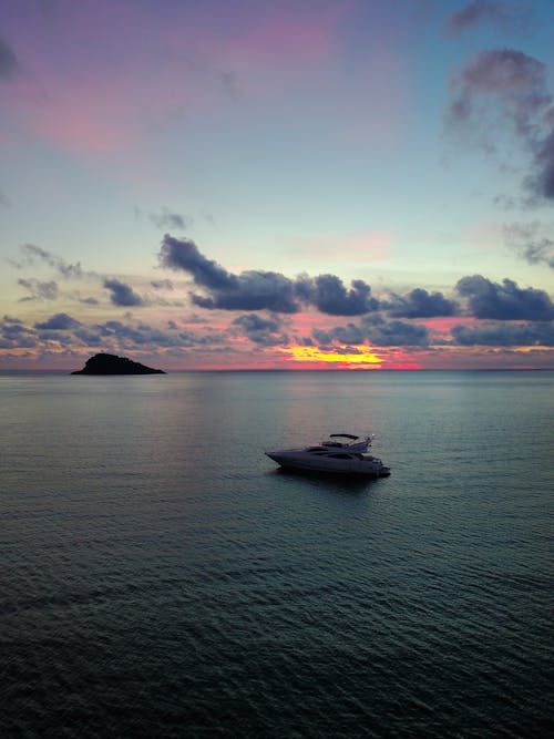 Foto profissional grátis de água, barco, céu azul