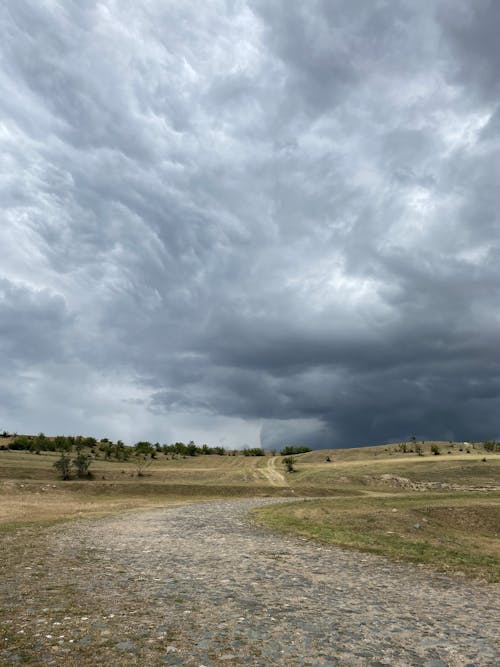 Kostnadsfri bild av gräsfält, himmel, molnig