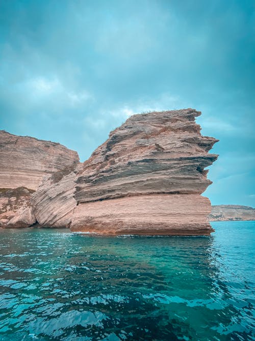 Kostenloses Stock Foto zu blaues meer, draußen, felsen