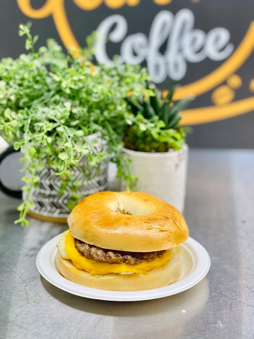 Fotobanka s bezplatnými fotkami na tému bagel, klobása, klobása raňajkový sendvič