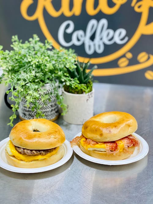 Fotobanka s bezplatnými fotkami na tému bagel, bagel vajcia a syrový sendvič, raňajkový sendvič