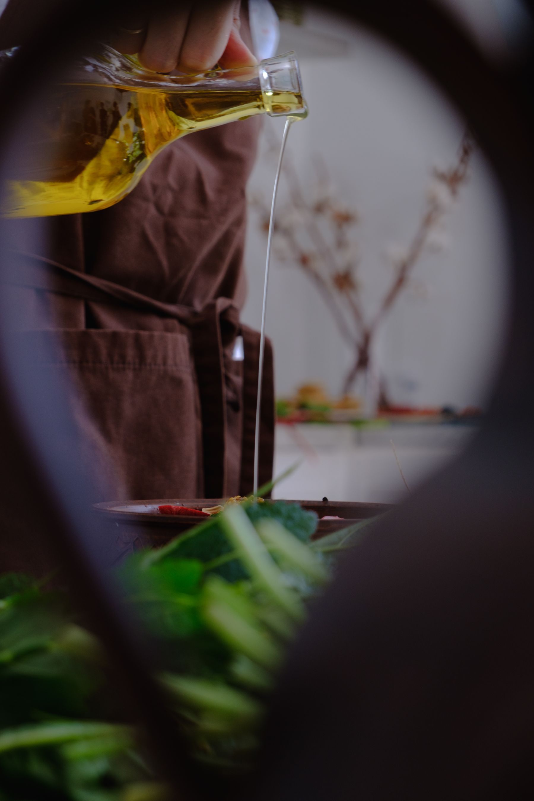 Aceite vegetal vertido desde un frasco de vidrio