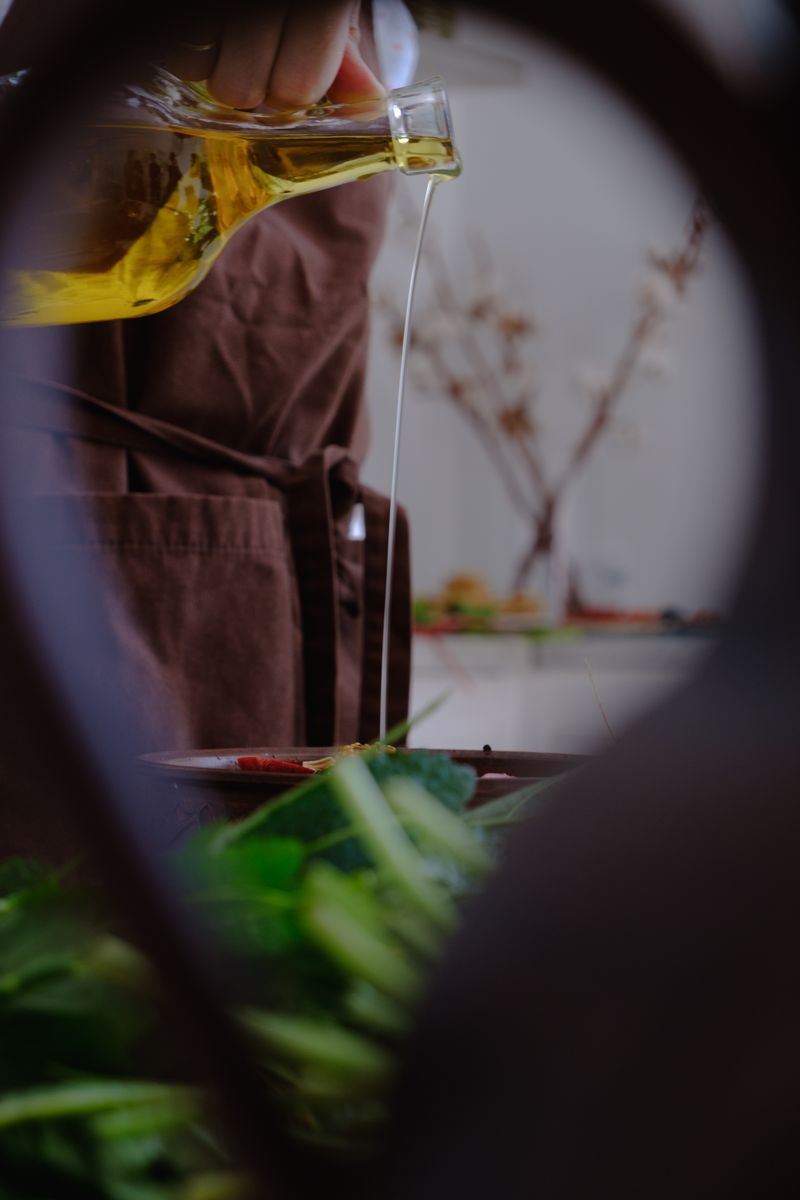 Aceite vegetal vertido desde un frasco de vidrio