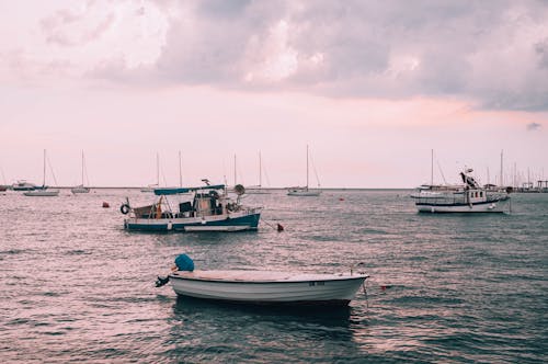 Darmowe zdjęcie z galerii z chmury, kuter rybacki, łodzie