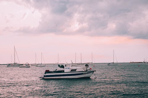 бесплатная Бесплатное стоковое фото с вода, лодки, море Стоковое фото