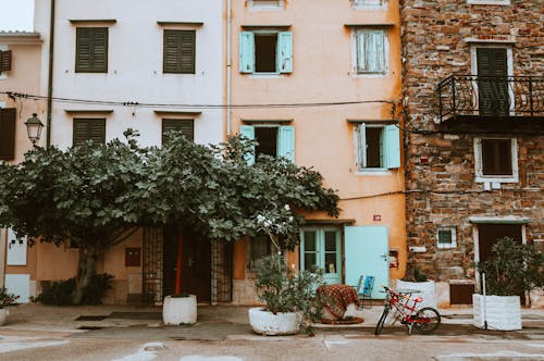 Základová fotografie zdarma na téma apartmány, balkon, budova