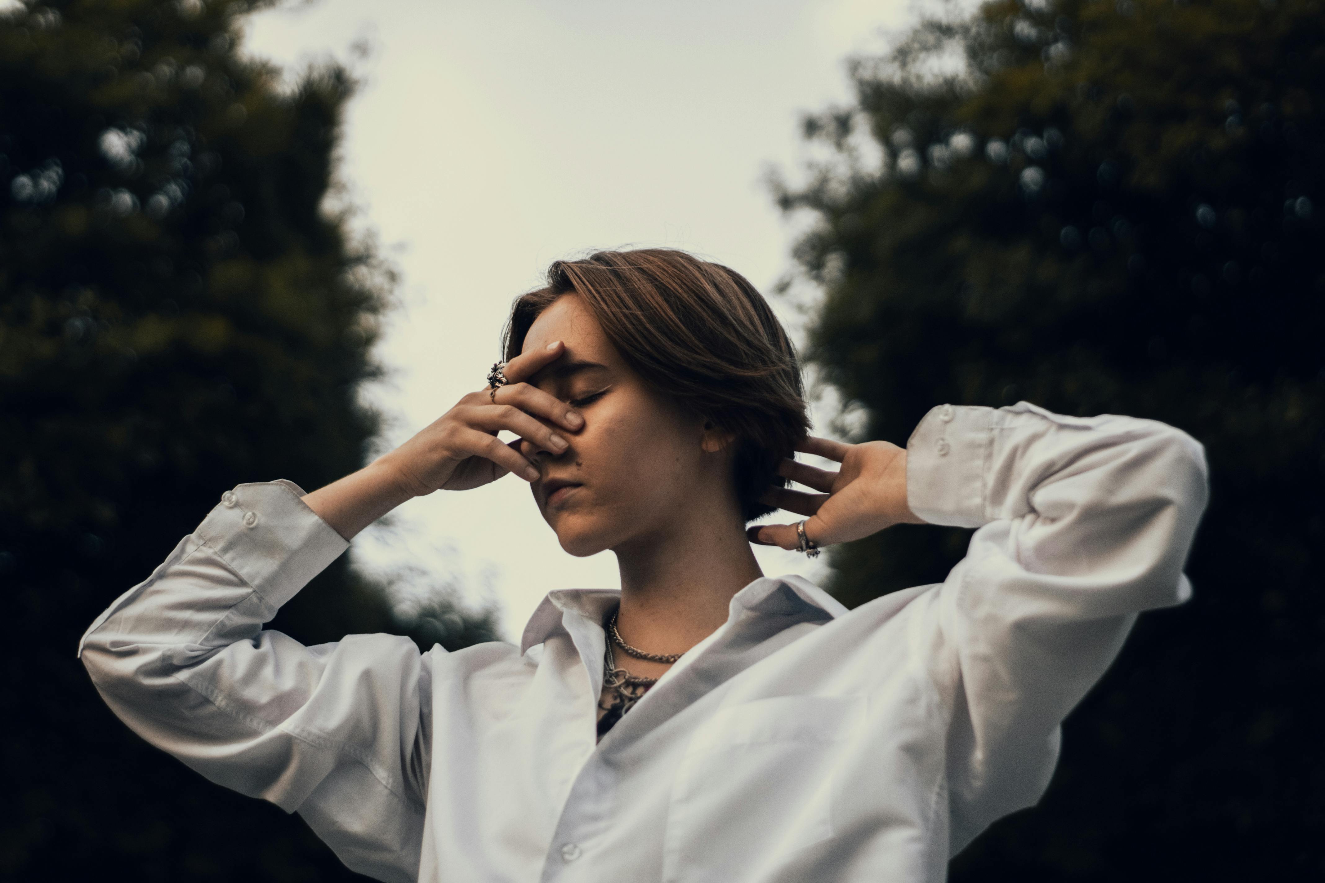 bezplatná Základová fotografie zdarma na téma bílá košile, bílé dlouhé rukávy, denní Základová fotografie