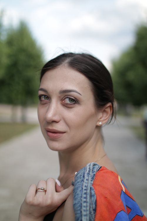 Free Close-up portrait of a smiling woman outdoors with a blurred background. Stock Photo