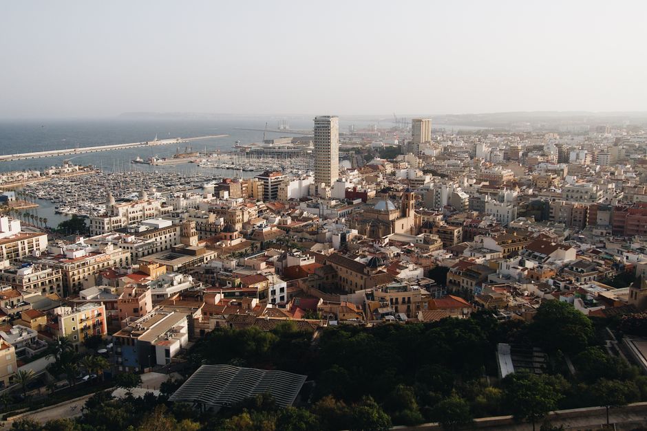 Una vista aérea escénica de una ciudad costera moderna con rascacielos y marina.