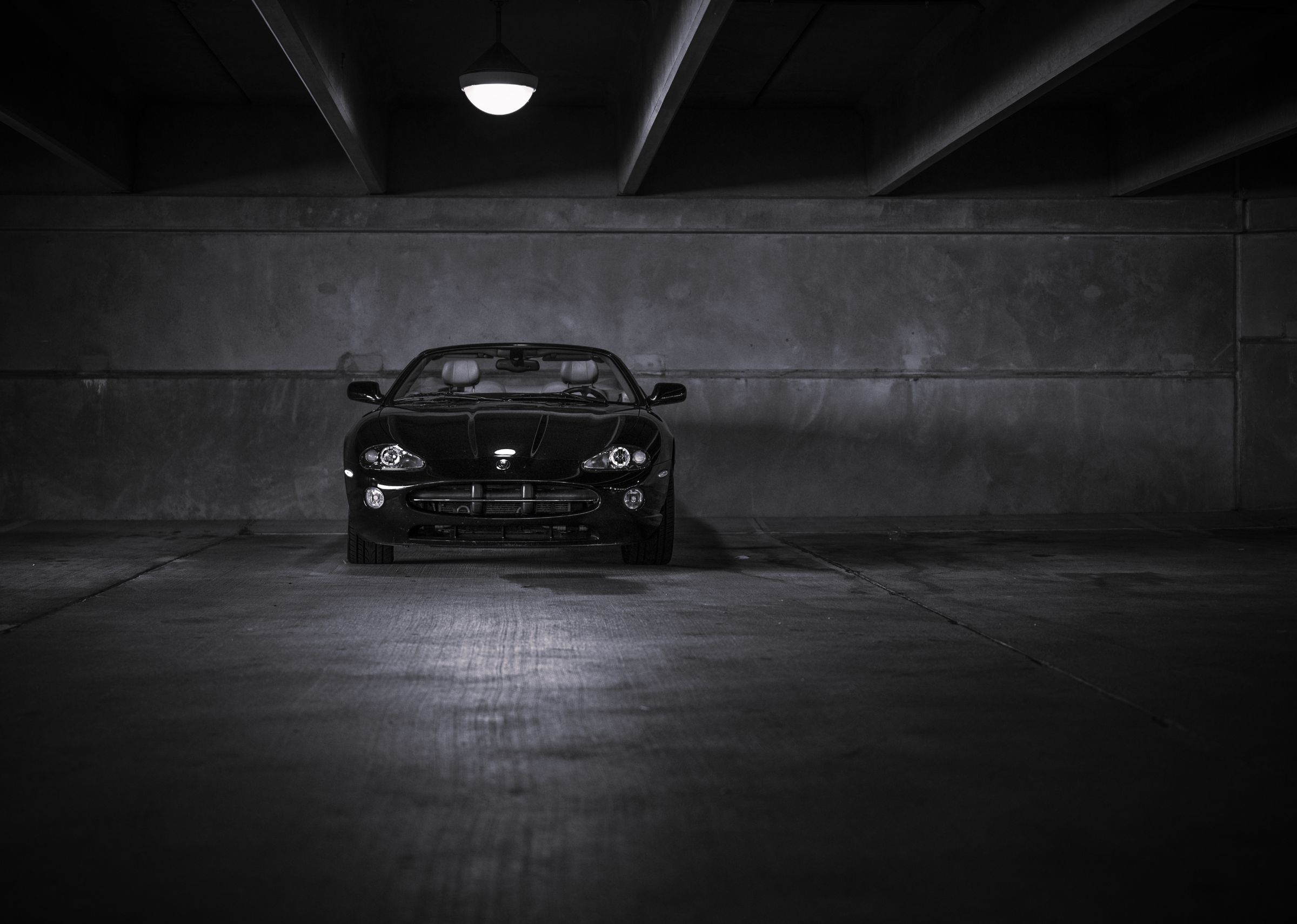 Nylackerad svart sportbil i mörkt garage