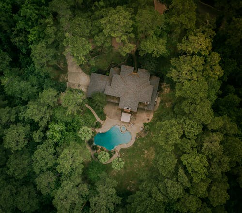 带游泳池的房子的鸟瞰图摄影