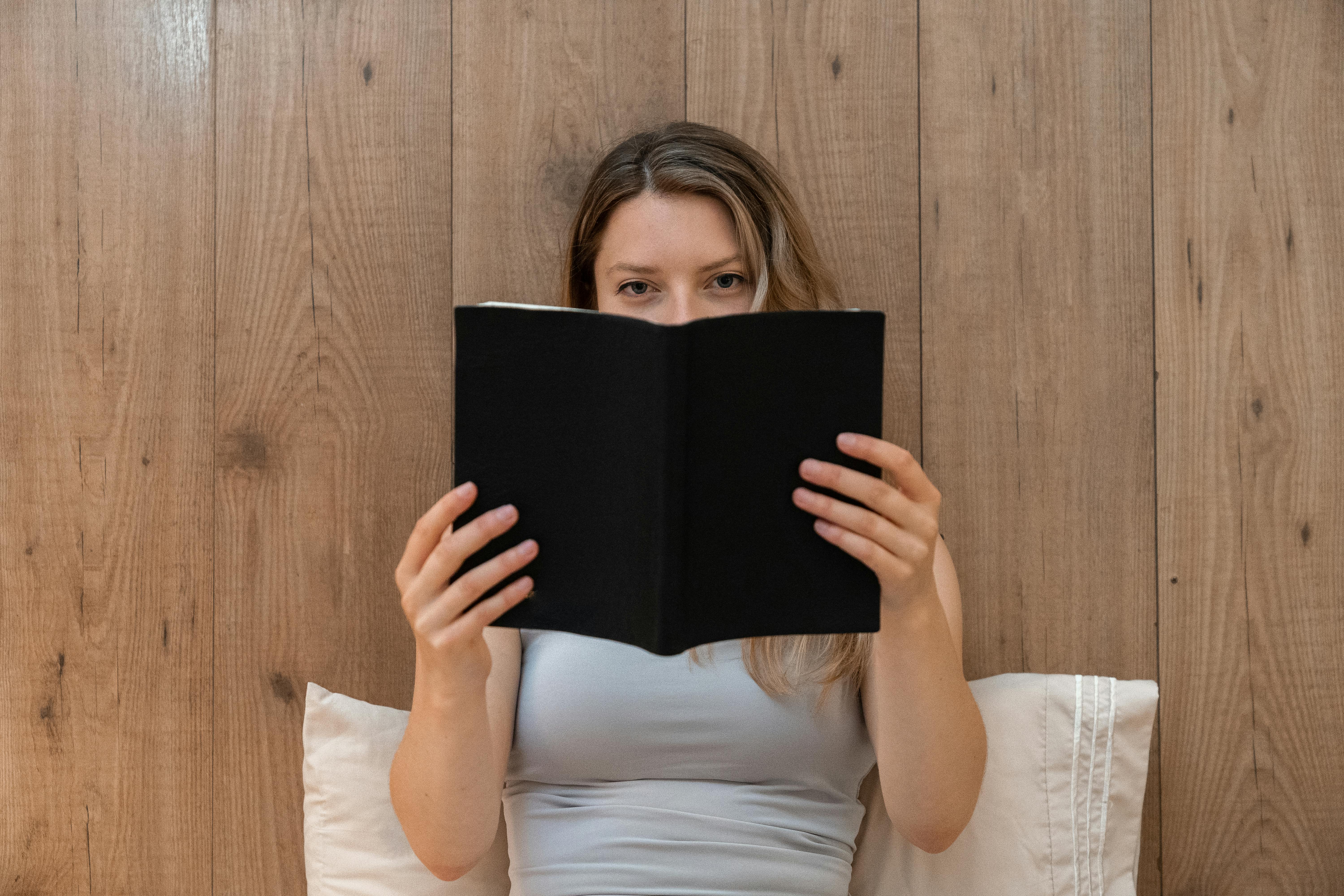 Free Gratis stockfoto met boek, brunette, eigen tijd Stock Photo