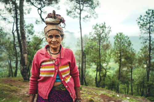 Free A portrait of a smiling elderly Indian woman wearing traditional attire and headwrap in a natural outdoor setting. Stock Photo