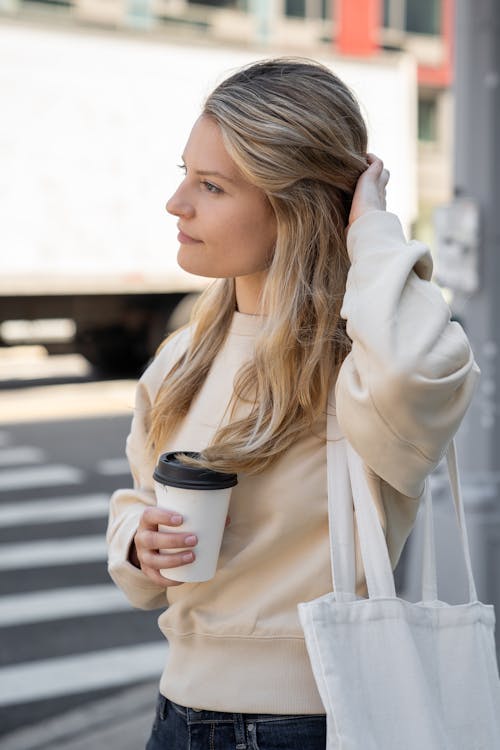 Gratis arkivbilde med collegegenser, kaffekopp, kvinne