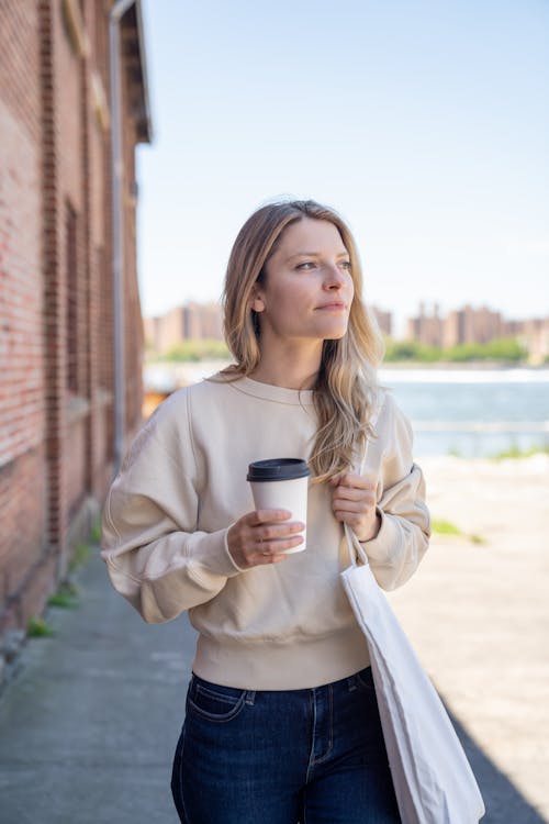 Gratis arkivbilde med collegegenser, kaffekopp, kvinne