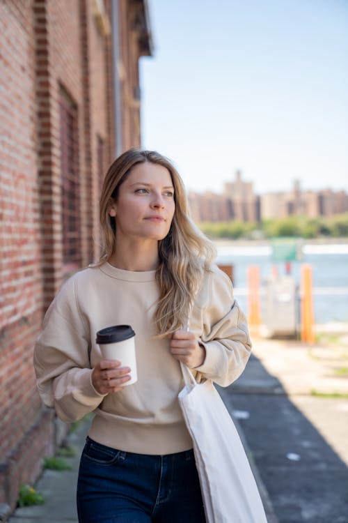 Gratis arkivbilde med collegegenser, kaffekopp, kvinne