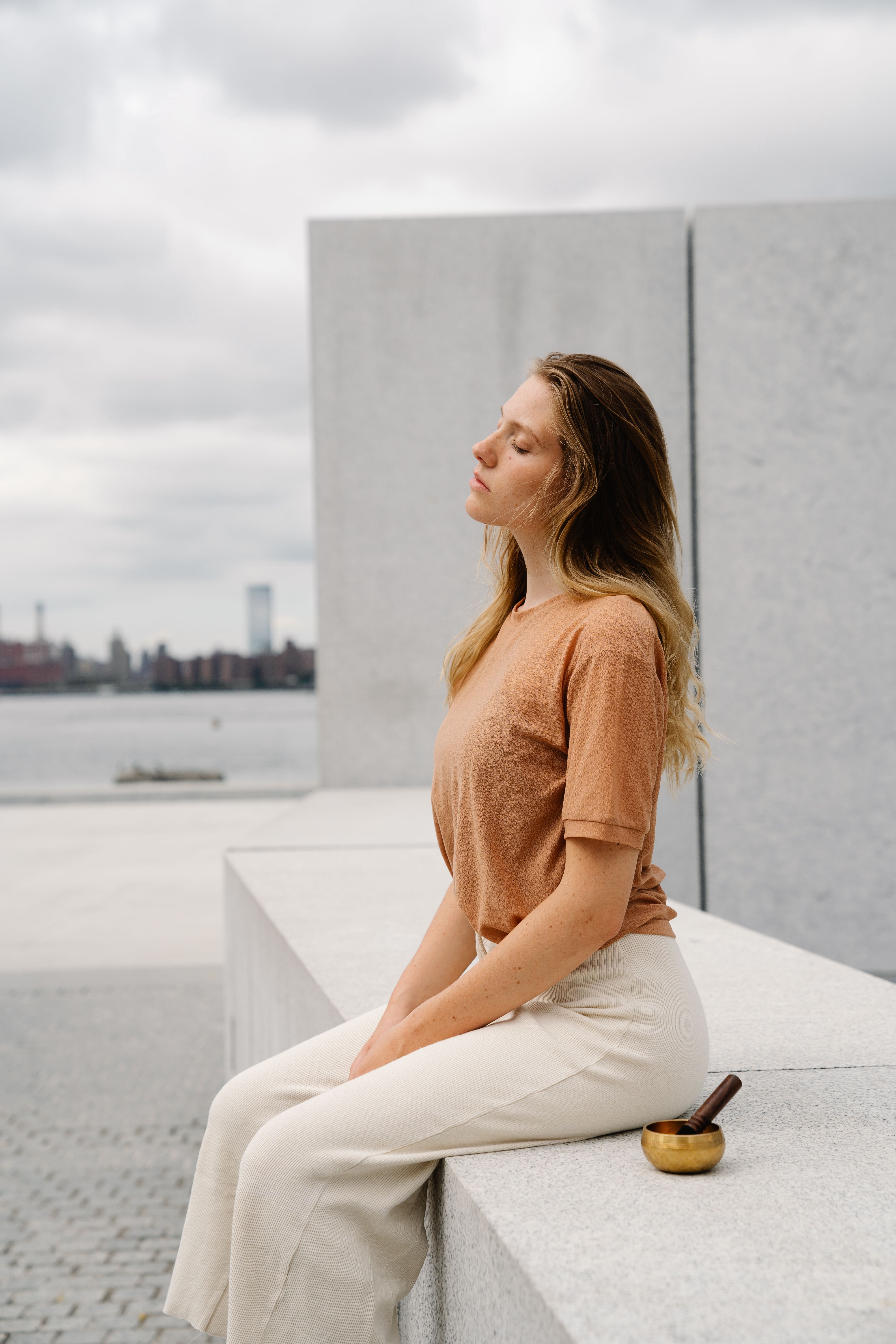 Femme en méditation avec bol tibétain